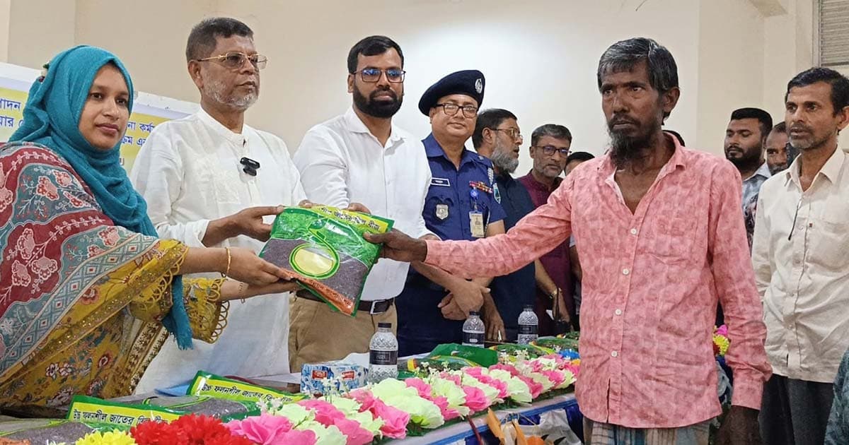 ক্ষুদ্র ও প্রান্তিক কৃষকদের মাঝে কৃষি প্রণোদনা বিতরণ