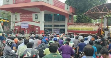 সাতক্ষীরায় পুরোনো দামে বিক্রি হবে জ্বালানি তেল