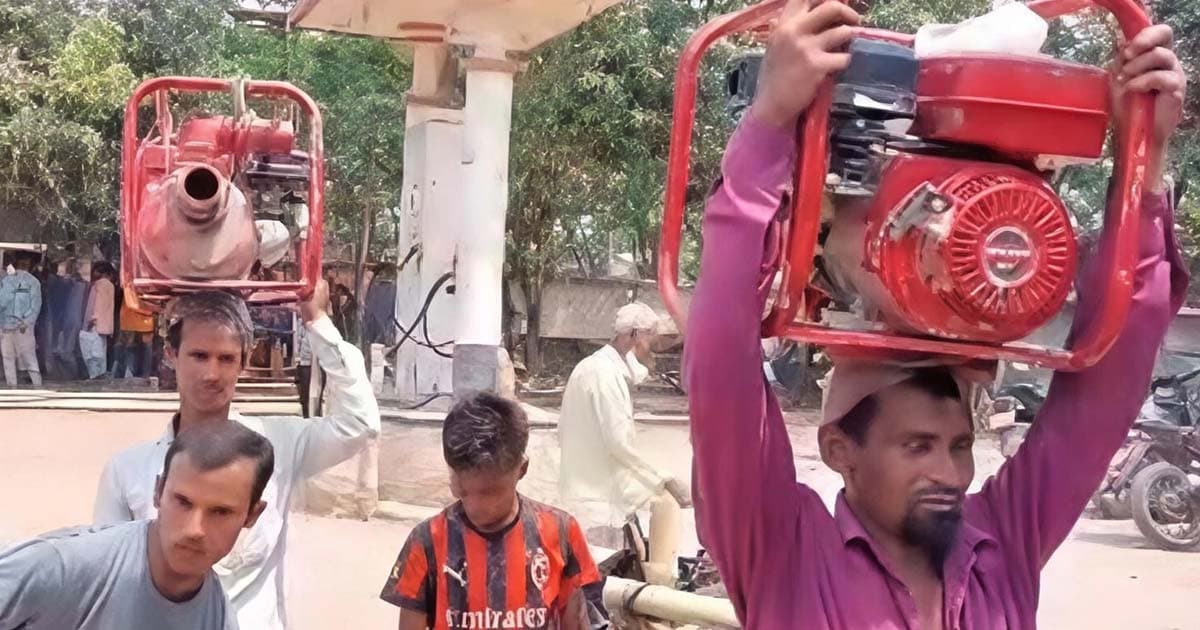 তেল নিতে মেশিন কাঁধে পাম্পে কৃষক