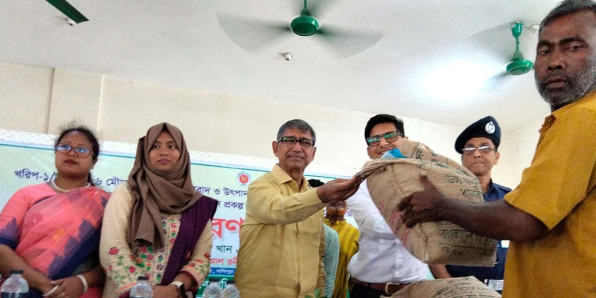 সখীপুরে সার বীজ ও দুগ্ধ ক্যান বিতরণ