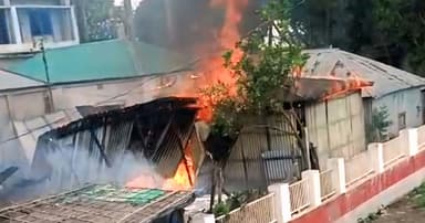 হাটিকুমরুলে অগ্নিকাণ্ডে চারটি বসতঘর পুড়ে ছাই