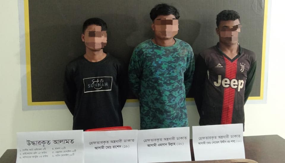 টেকনাফে অস্ত্রসহ ৩ মাদক কারবারি গ্রেপ্তার