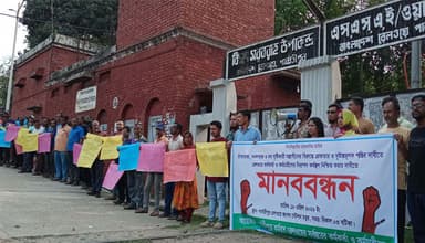 চাঁদাবাজীতে অতিষ্ঠ, রেল কর্মকর্তাদের পার্বতীপুরে মানববন্ধন