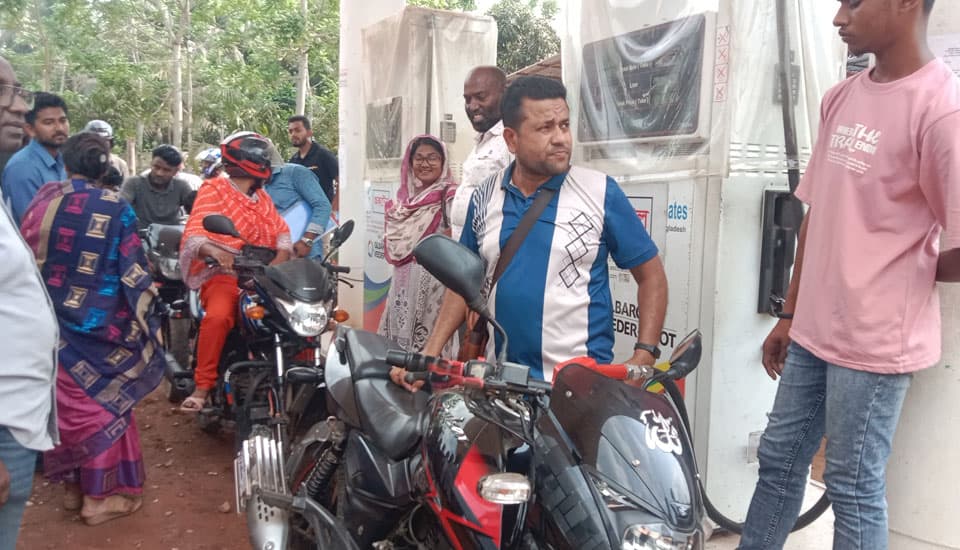 মঠবা‌ড়িয়ায় অ্যাপে তেল বিক্রি