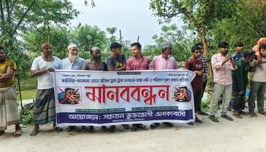 খানসামায় অবৈধ ড্রাম ট্রাক চলাচল বন্ধের দাবিতে মানববন্ধন