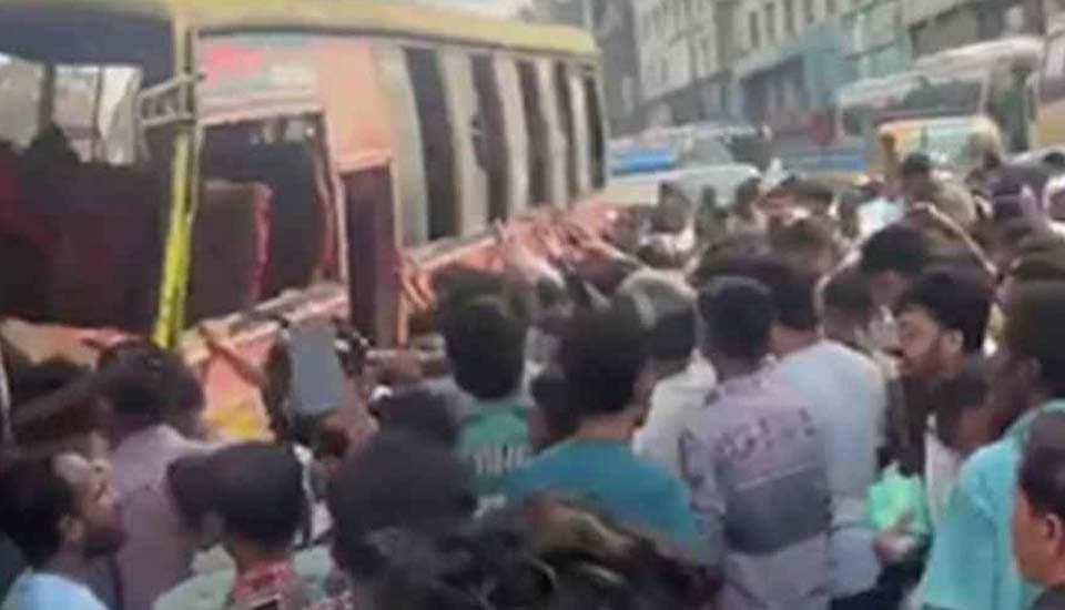 বনানীতে বাস নিয়ন্ত্রণ হারিয়ে আইল্যান্ডে ধাক্কা, নিহত ২