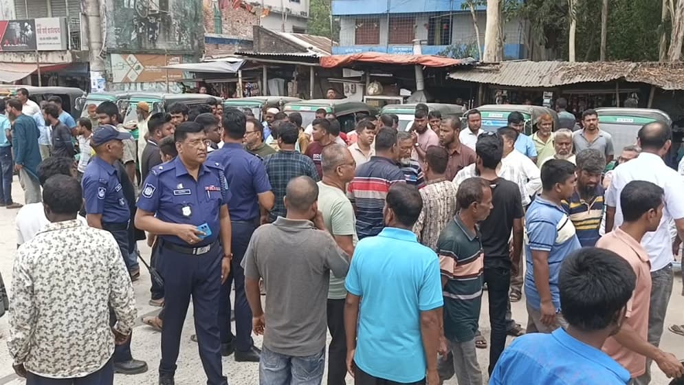 শ্রমিকদের দ্বন্দ্বে আন্তঃজেলা বাস-সিএনজি চলাচল বন্ধ