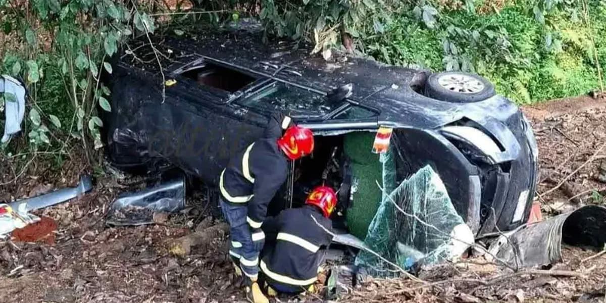 চট্টগ্রামে মাইক্রোবাস নিয়ন্ত্রণ হারিয়ে খাদে, প্রাণ গেল ৩ জনের