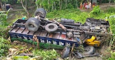 ব্রিজের রেলিং ভেঙে খাদে ট্রাক, প্রাণে বাঁচলেন চালক-হেলপার