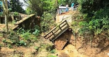 বারহাট্টার ছোট কৈলাটীতে কালভার্ট ধস, চরম দুর্ভোগ