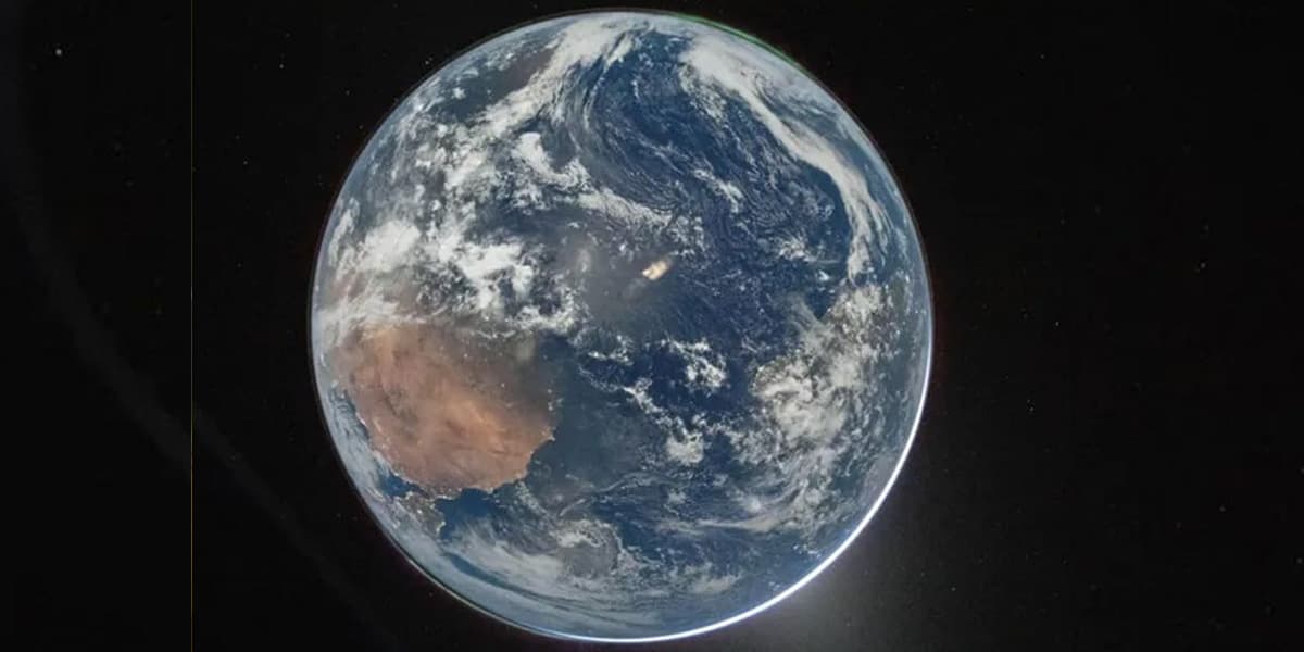 চাঁদযাত্রায় ক্যামেরায় বন্দি পৃথিবীর মুগ্ধকর রূপ