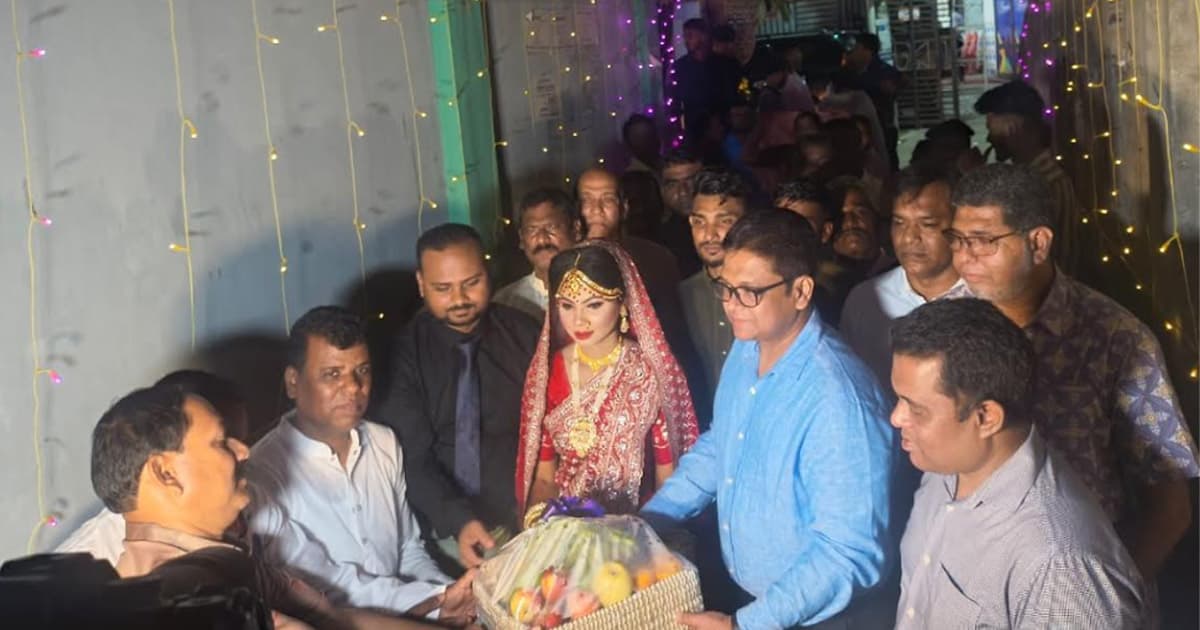 হরিজন পল্লিতে গাজীপুর ডিসি, ভাসছেন প্রশংসায়