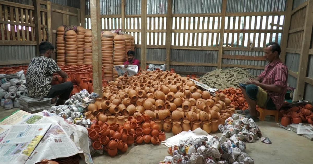 বৈশাখের বাজারে নতুন প্রাণ, ব্যস্ত বাউফলের মৃৎশিল্পীরা