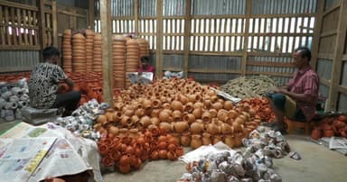 বৈশাখের বাজারে নতুন প্রাণ, ব্যস্ত বাউফলের মৃৎশিল্পীরা