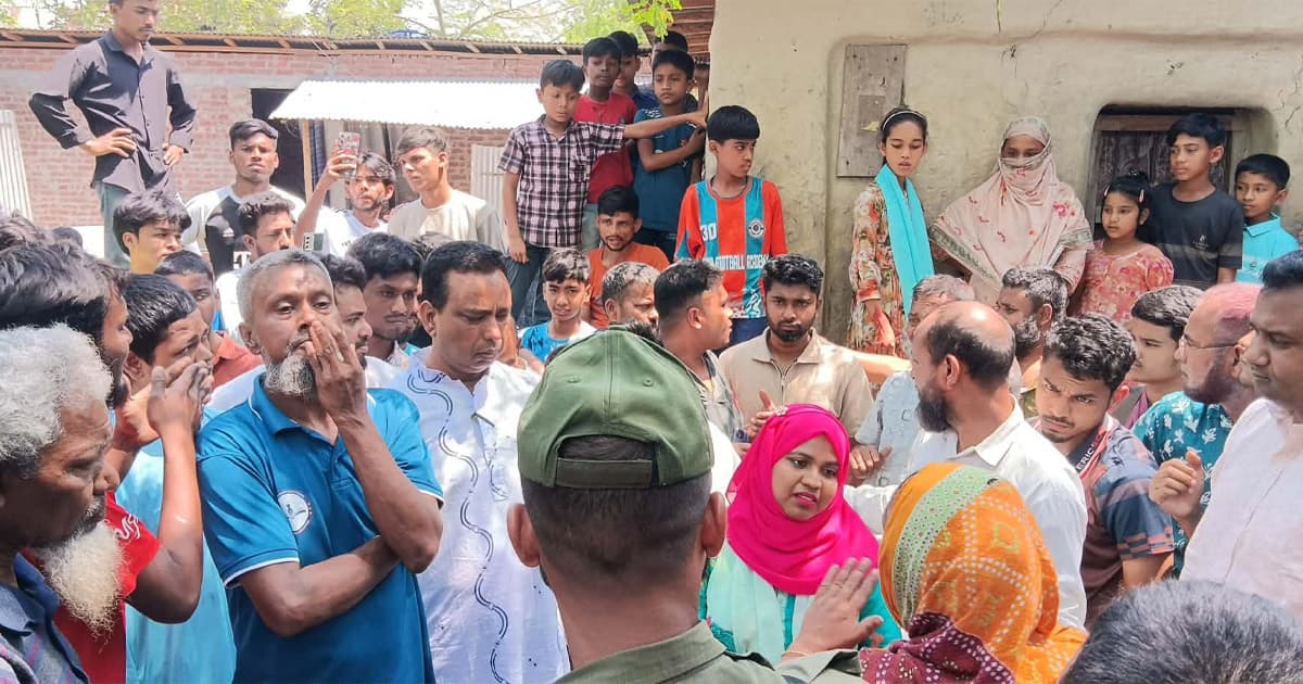 চিরিরবন্দরে যাতায়াতের রাস্তা বন্ধ করার প্রতিবাদে মানববন্ধন