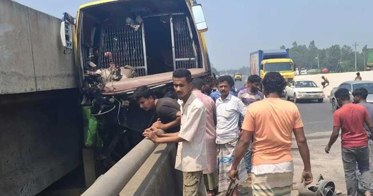 সিরাজগঞ্জে বাস উল্টে প্রাণ গেল ৩ জনের