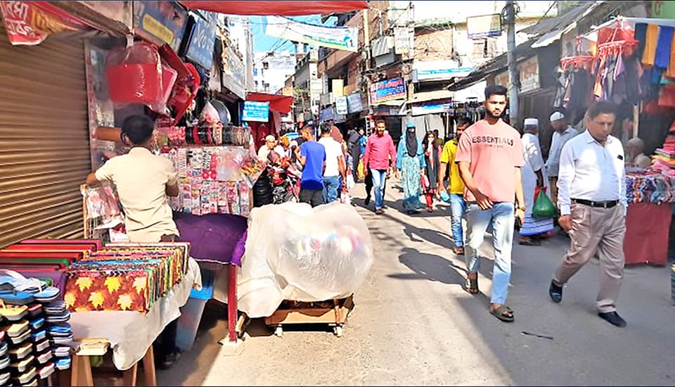 ফুটপাত আছে ‘তেমনই’