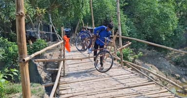 চলাচলের ব্রিজ নেই, ঝুঁকি নিয়ে সাঁকো পারাপার