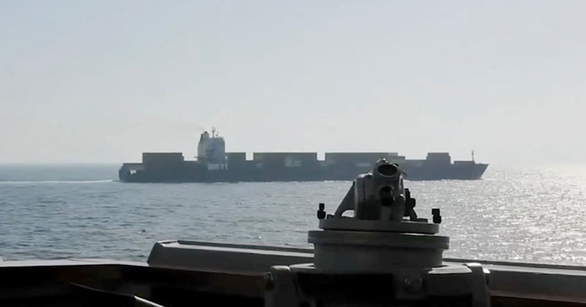 হরমুজে গুলি চালিয়ে ইরানি কার্গো জাহাজ দখল মার্কিন বাহিনীর