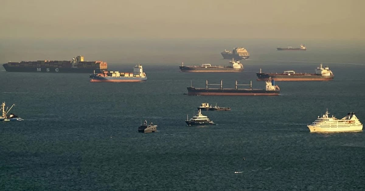 ‘জরুরি পণ্য’ বহনকারী জাহাজ চলবে হরমুজ দিয়ে