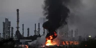 ইরানের হামলায় জ্বলছে আবুধাবির পেট্রোকেমিক্যাল প্ল্যান্ট