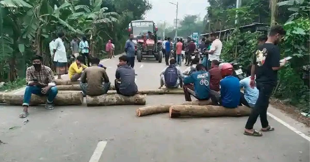 জামালপুরে তেল না পেয়ে সড়ক অবরোধ