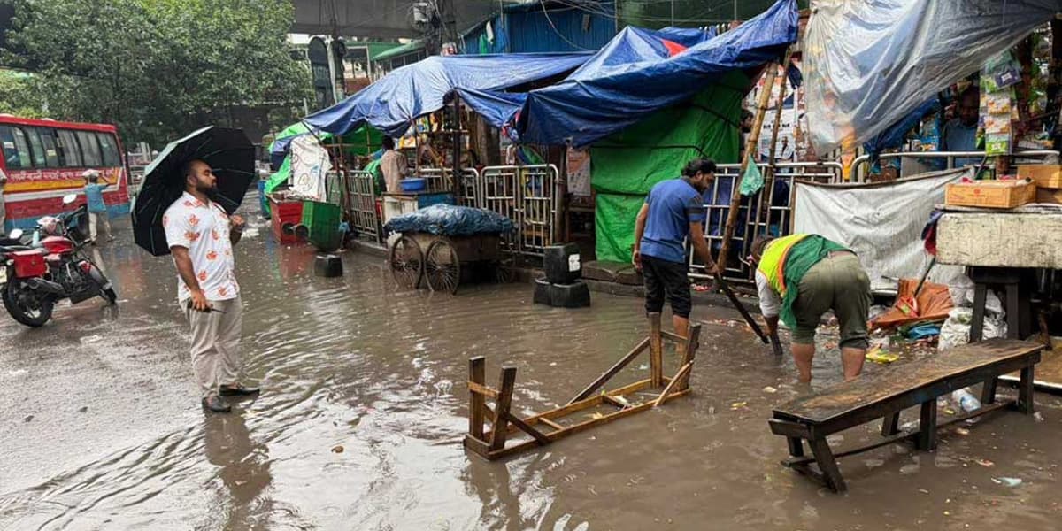 দিন শুরু বৃষ্টিতে, ভোগান্তি মানুষের