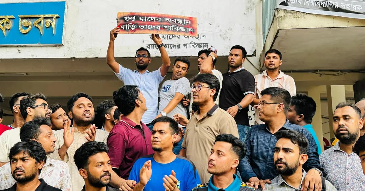 শিবিরের বিরুদ্ধে জবি ছাত্রদলের প্রতিবাদী দেয়াল লিখন