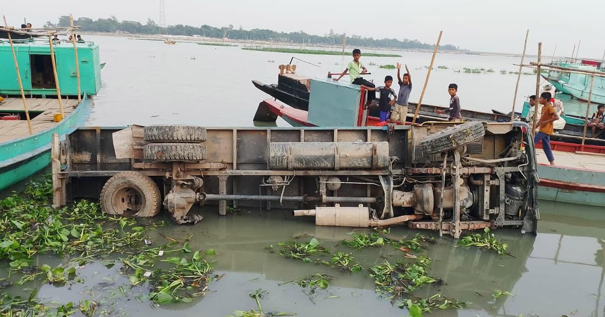 বাজিতপুরে ফেরিতে ওঠার সময় ট্রাক নদীতে, নিহত ১