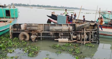 বাজিতপুরে ফেরিতে ওঠার সময় ট্রাক নদীতে, নিহত ১