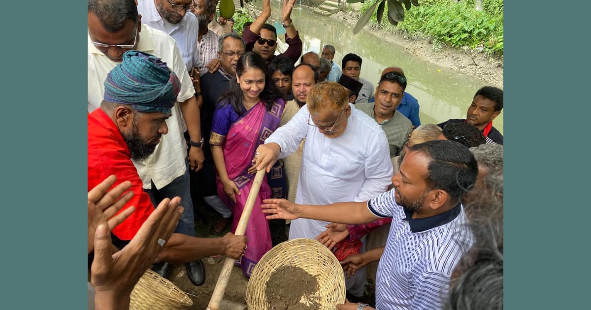 মঠবাড়িয়ায় খাল পুনঃখনন কাজের উদ্বোধন