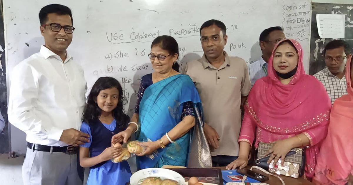 প্রাথমিক বিদ্যালয় পরিদর্শন করলেন জেলা প্রশাসক