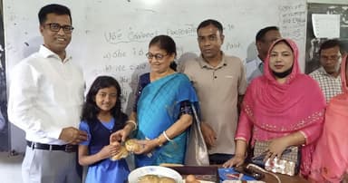 প্রাথমিক বিদ্যালয় পরিদর্শন করলেন জেলা প্রশাসক