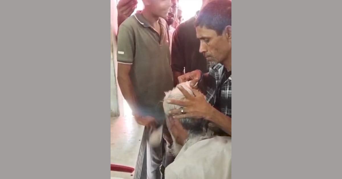 জনসম্মুখে বৃদ্ধকে ন্যাড়া করে ভিডিও ছড়ানো অভিযোগ