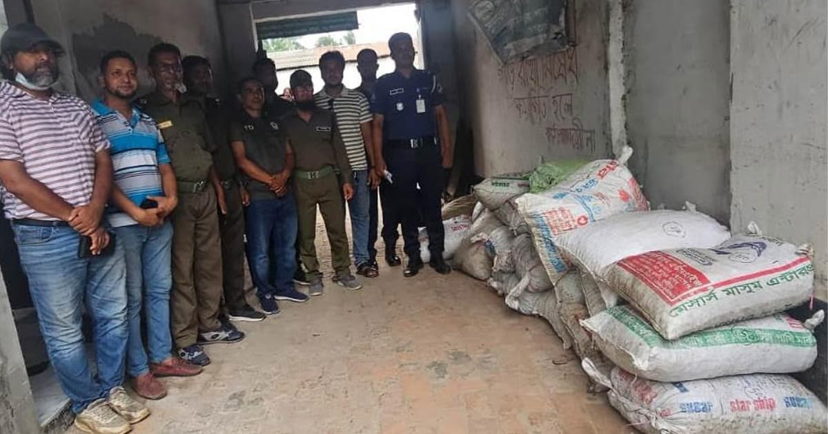 শ্যামনগরে যৌথ অভিযানে ৫০ বস্তা ঝিনুক আটক