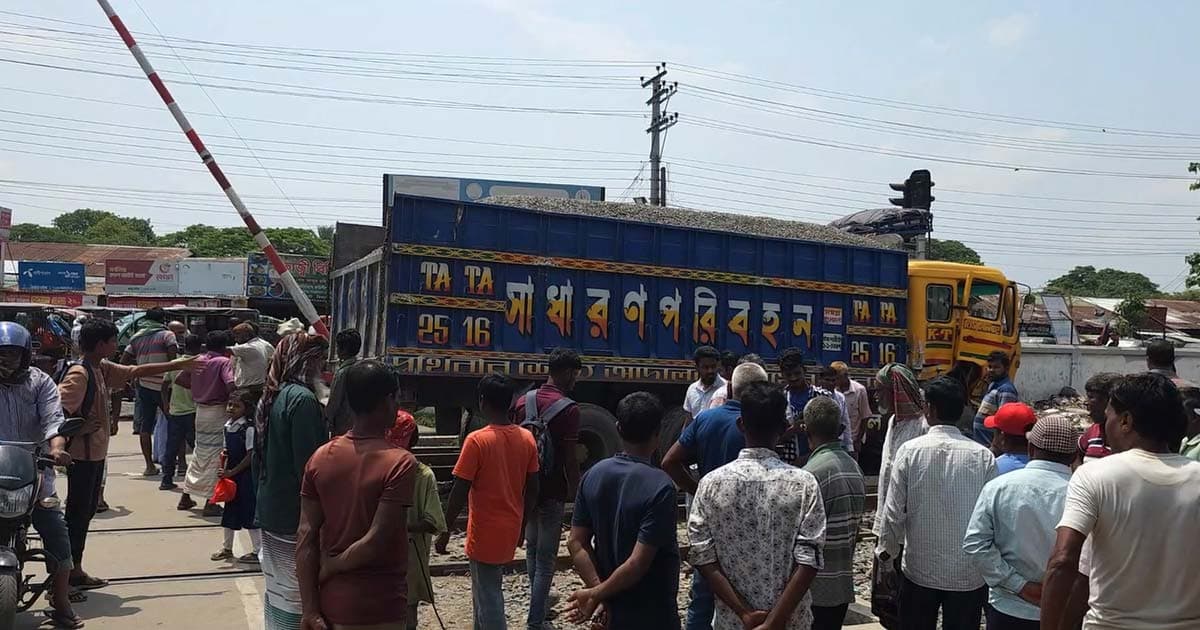 ঈশ্বরদীতে ট্রেন-ট্রাক সংঘর্ষের ঘটনায় তদন্ত কমিটি গঠন