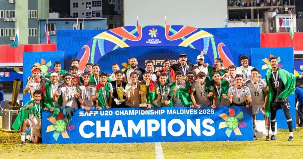 ছাদখোলা বাসে সাফজয়ী যুবাদের সংবর্ধনা