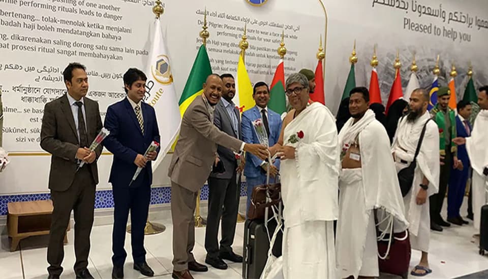 বাংলাদেশের প্রথম হজ ফ্লাইট সৌদি আরব পৌঁছেছে