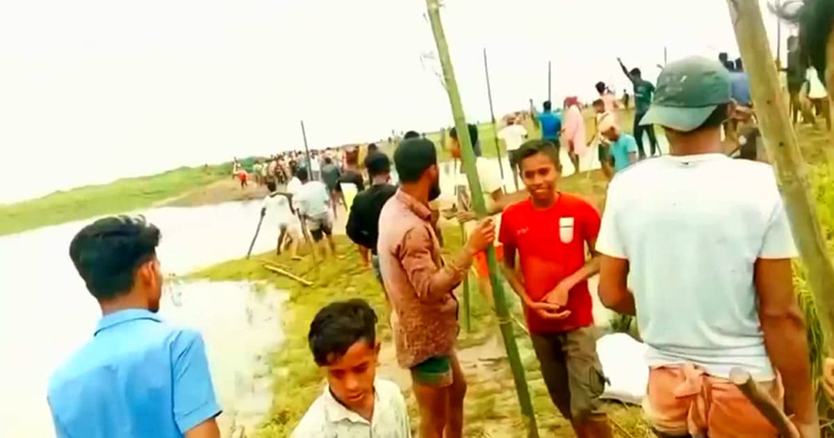 ফসল রক্ষা বাঁধ নিয়ে দুই গ্রামের লোকজনের ঢিল ছোঁড়াছুঁড়ি