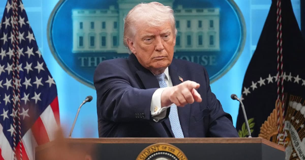 ট্রাম্পকে সরাতে ২৫তম সংশোধনী প্রয়োগের দাবি