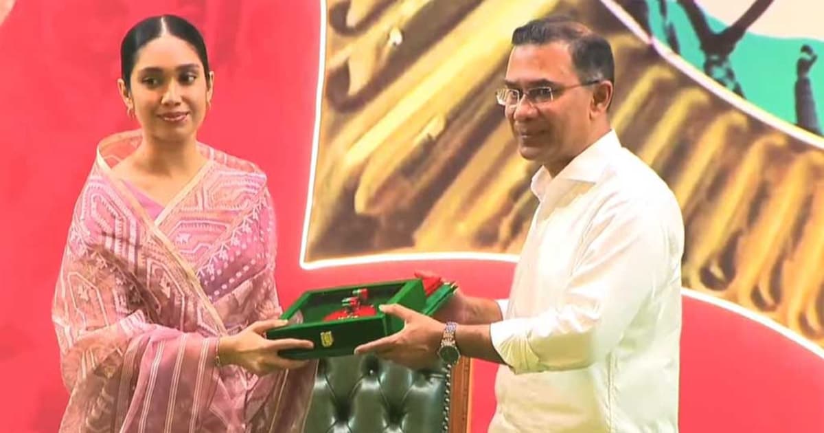 খালেদা জিয়ার স্বাধীনতা পদক নিলেন জাইমা রহমান