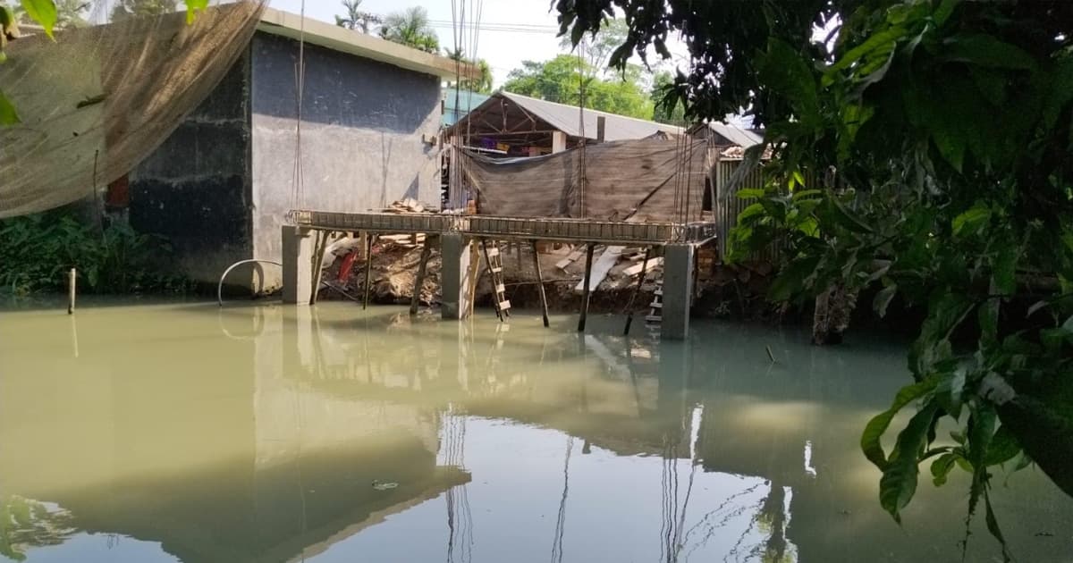 রাজাপুরে খাল দখল করে ভবন নির্মাণের অভিযোগ