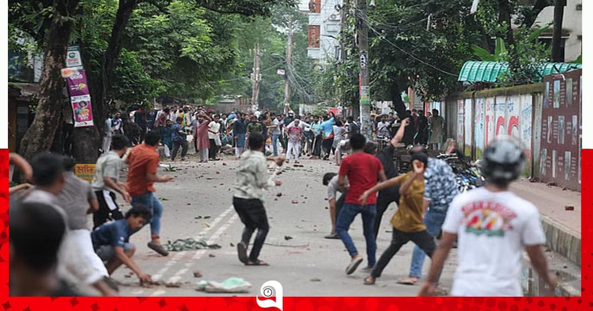 ঢাকা আলিয়া মাদ্রাসার সামনে ছাত্রদল–শিবিরের সংঘর্ষ চলছে