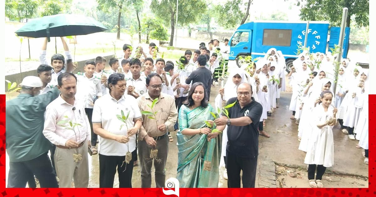উখিয়ায় শিক্ষার্থীদের মাঝে গাছের চারা বিতরণ