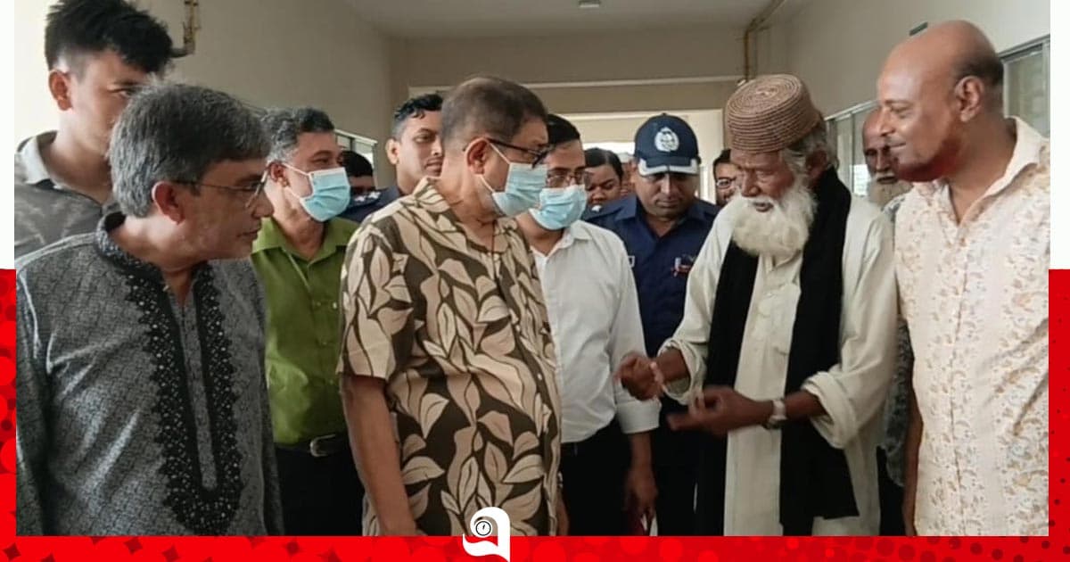 স্বাস্থ্যমন্ত্রীর আকস্মিক পরিদর্শন, উপজেলা স্বাস্থ্য কমপ্লেক্সের ২ কর্মী বরখাস্ত