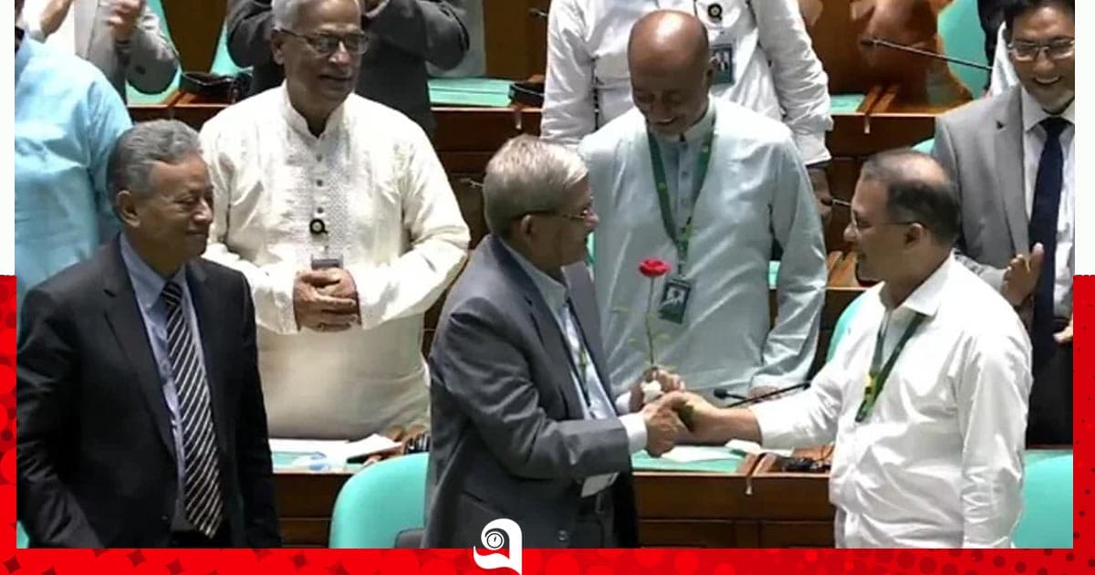 নবনির্বাচিত রাষ্ট্রপতিকে ফুল দিয়ে শুভেচ্ছা প্রধানমন্ত্রীর