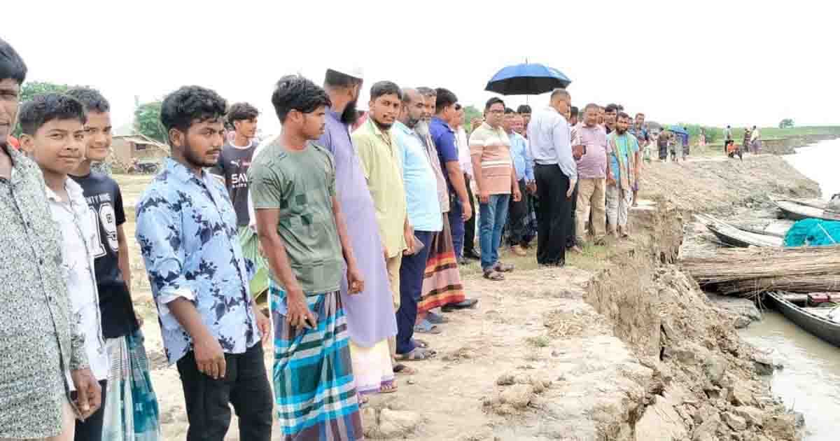 দৌলতপুরে পদ্মার ভাঙন পরিদর্শনে জেলা প্রশাসক ও পাউবো কর্মকর্তারা