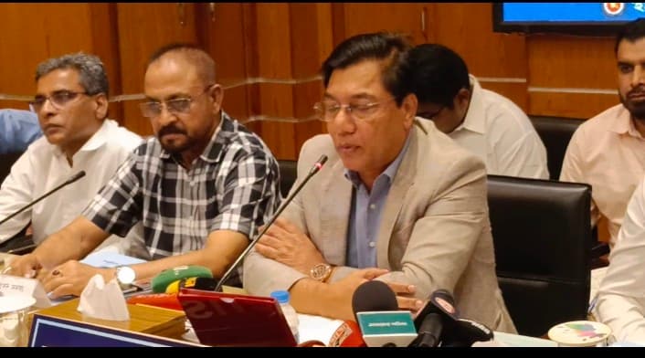 সরকারি কর্মকর্তা ও জনপ্রতিনিধিদের একসঙ্গে কাজ করতে হবে: বিমান মন্ত্রী