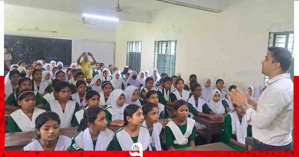 বইয়ের পাতায় ফিরছে শৈশব, শ্রীমঙ্গলে হাজারো শিক্ষার্থী মেতেছে বইপড়া উৎসবে