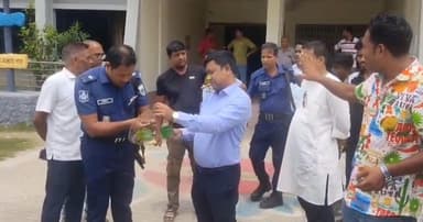 চাঁপাইনবাবগঞ্জে পাখি শিকারীকে জরিমানা, উদ্ধারকৃত টিয়া অবমুক্ত